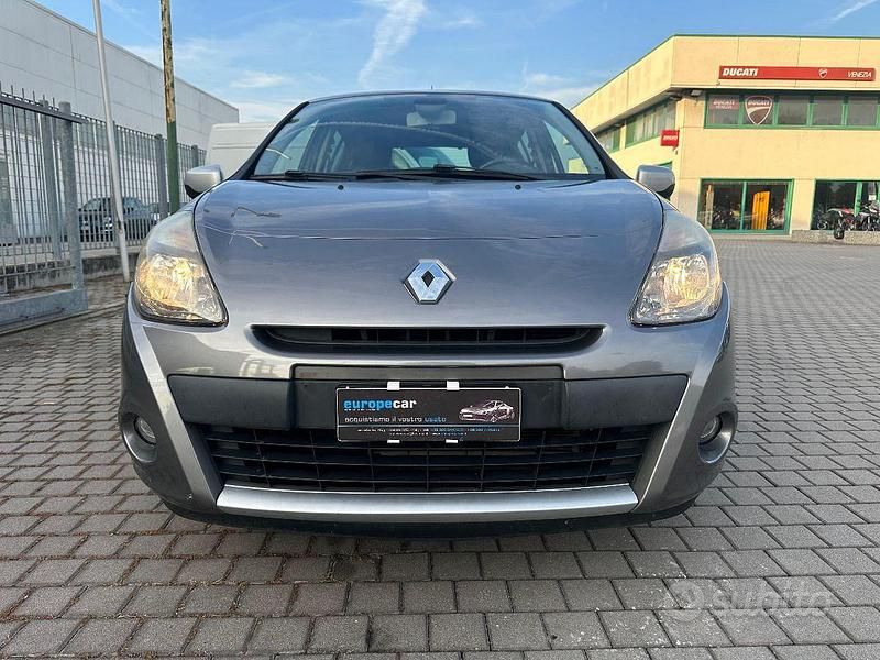Grigio Usata 2012 Renault Clio IV Life Tre volumi | 5200 € (Buon prezzo) - Immagine 1/4