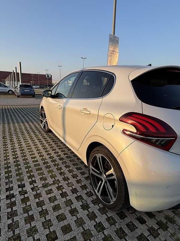 Usata Peugeot 208 GT-line 110 CV (80 kW) 2017 Utilitaria