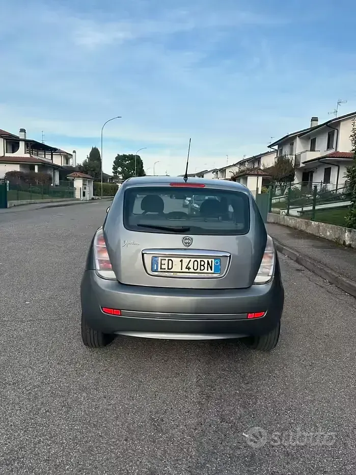 Usata Lancia Ypsilon 69 CV (50 kW) 2011 Grigio Utilitaria