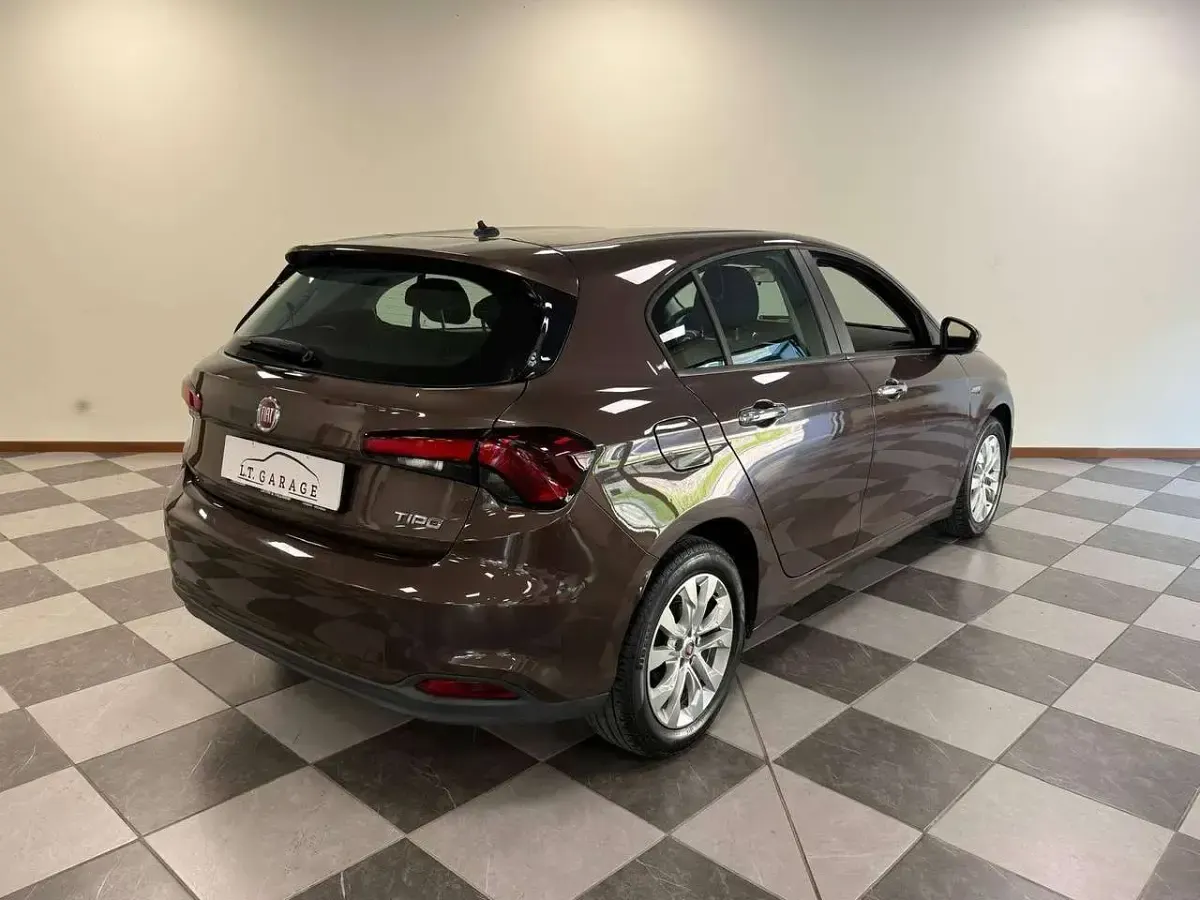 Usata Fiat Tipo Easy 95 CV (69 kW) 2018 Marrone Berlina