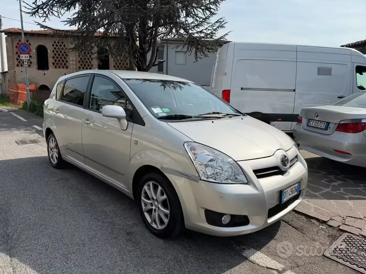 Usata Toyota Corolla Verso 110 CV (80 kW) 2008 Grigio Monovolume