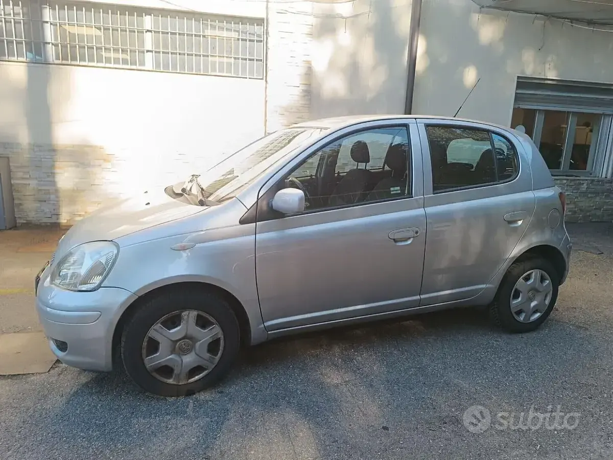 Brugt Toyota Yaris Sol 65 HK (47 kW) 2004 Grå Sedan