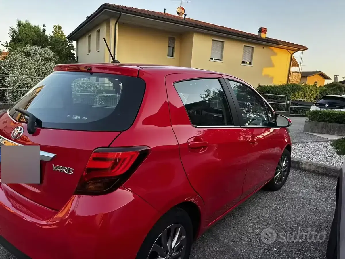 Usata Toyota Yaris 69 CV (50 kW) 2016 Rosso Berlina