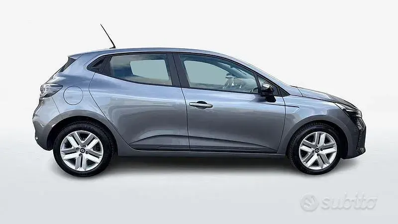 Begagnad Renault Clio V Evolution 90 HK (66 kW) 2023 Grå Sedan