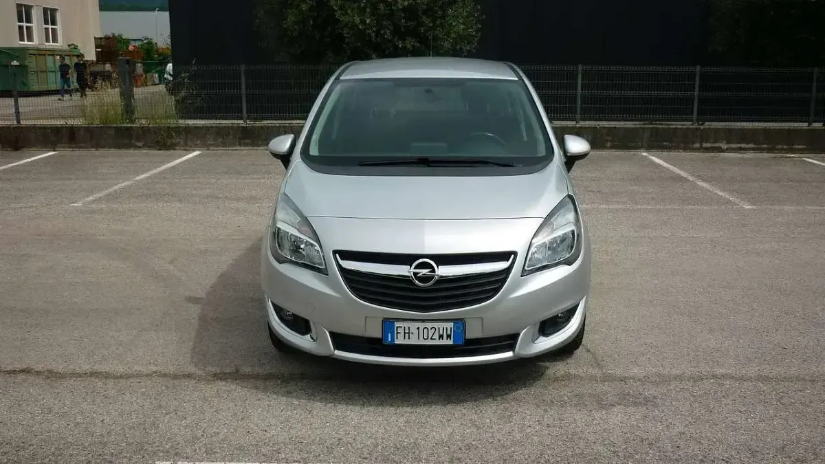 Usata Opel Meriva 101 CV (74 kW) 2017 Argento Monovolume