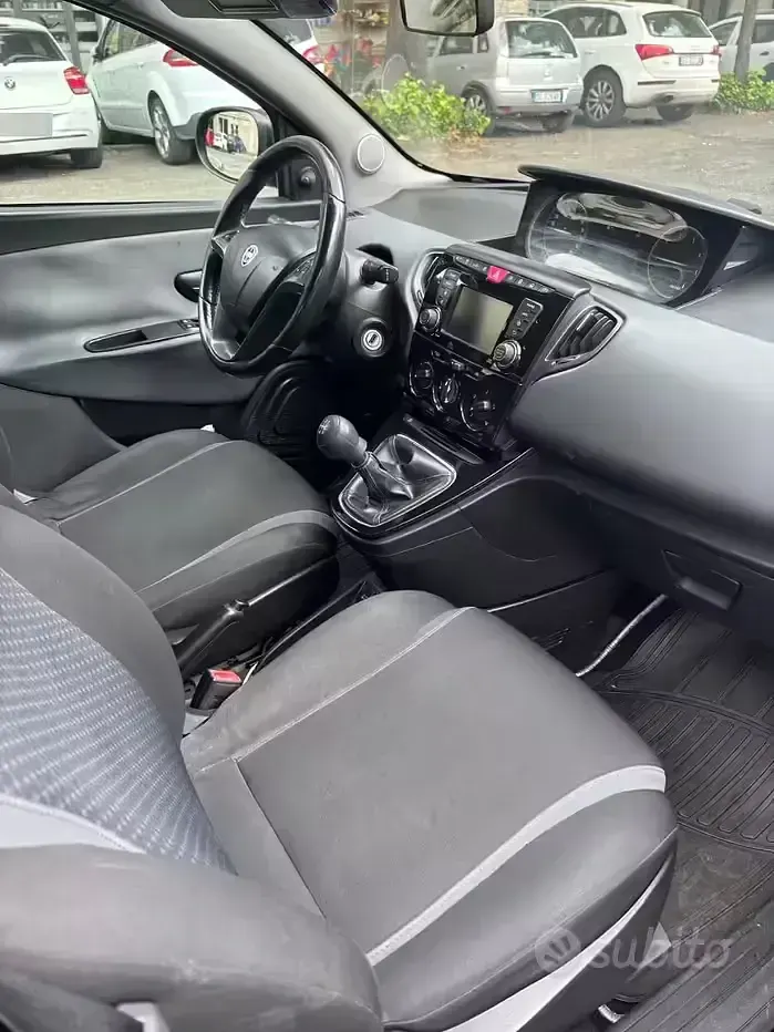 Usata Lancia Ypsilon 69 CV (50 kW) 2016 Blu Utilitaria