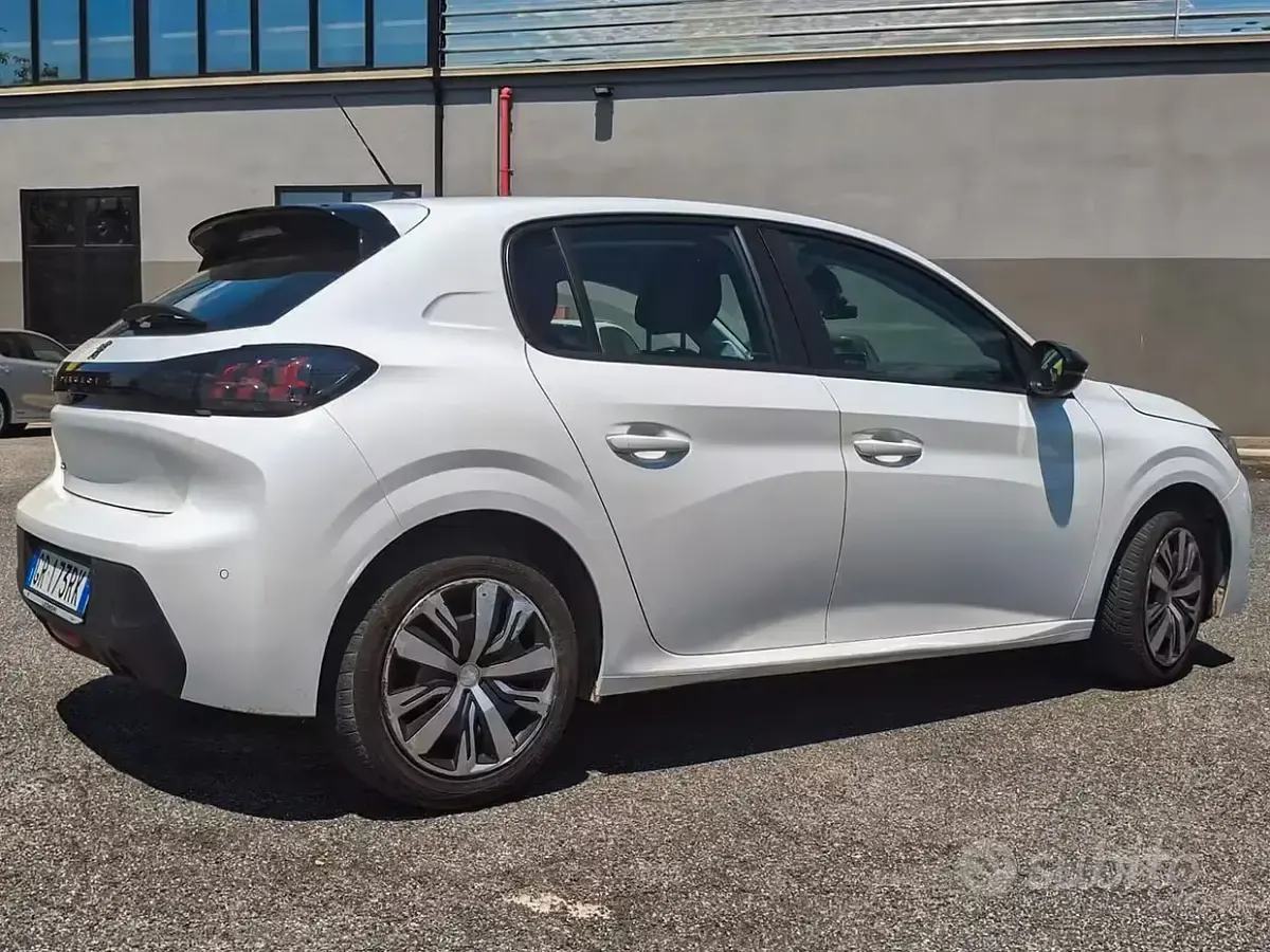 Usata Peugeot 208 102 CV (75 kW) 2023 Bianco Utilitaria
