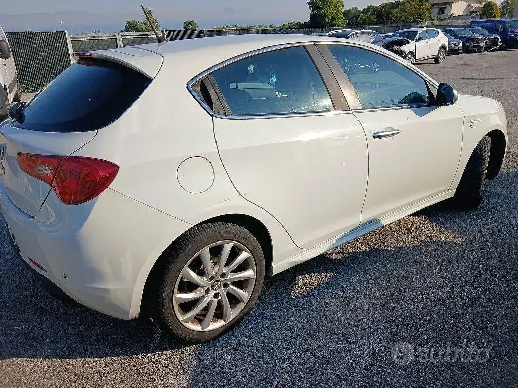 Usata Alfa Romeo Giulietta 140 CV (102 kW) 2011 Bianco Utilitaria