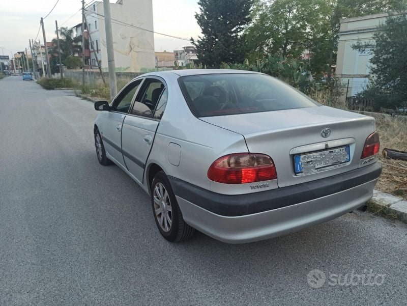 Usata Toyota Avensis 110 CV (80 kW) 2001 Grigio Berlina