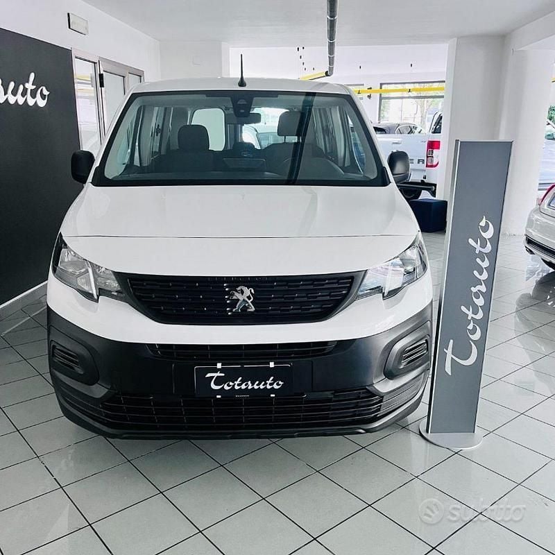 Usata Peugeot Rifter Active 131 CV (96 kW) 2021 Bianco Monovolume