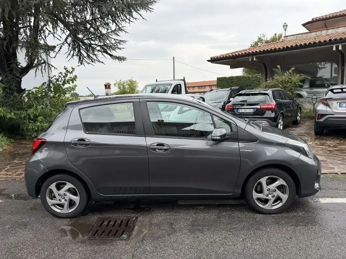 Usata Toyota Yaris Hybrid Active 75 CV (55 kW) 2015 Grigio Berlina