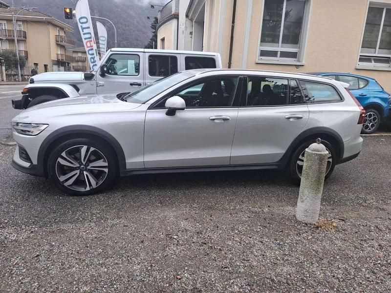 Begagnad Volvo V60 CC Business Edition 197 HK (144 kW) 2021 Vit Kombi