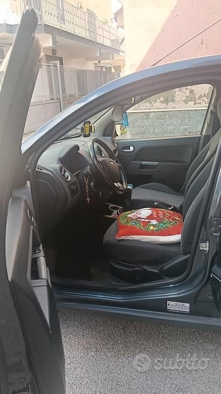 Usata Ford Fusion 68 CV (50 kW) 2007 Grigio Utilitaria