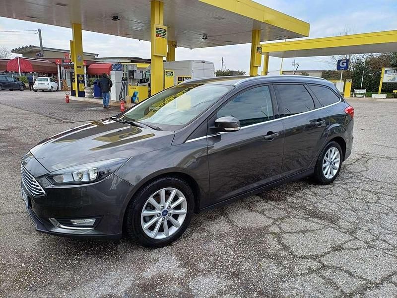 Usata Ford Focus Titanium 120 CV (88 kW) 2018 Grigio Station wagon