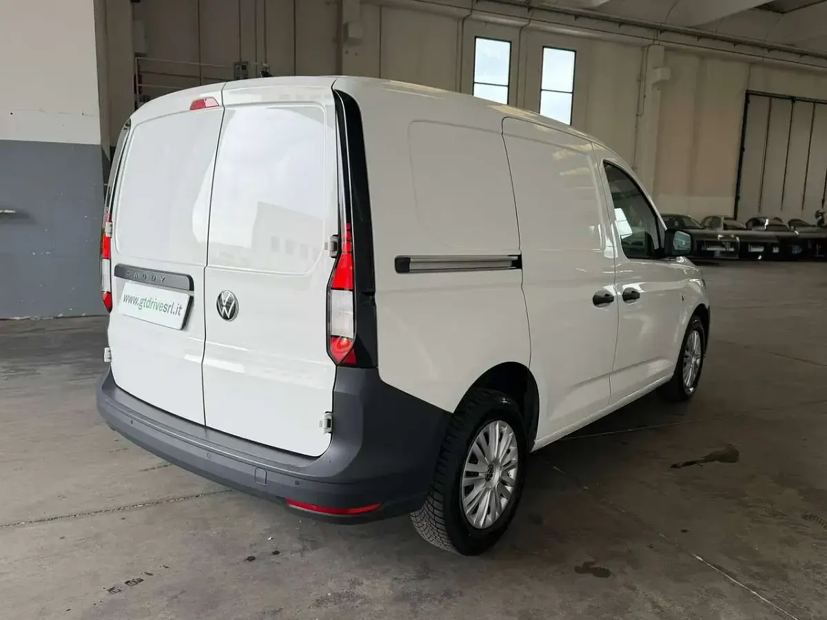 Usata VW Caddy 102 CV (75 kW) 2023 Bianco pastello Monovolume