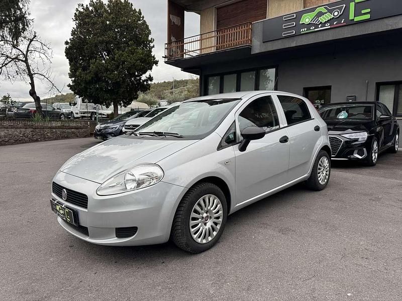 Argento Usata 2012 Fiat Punto Active Tre volumi | 5900 € (Cara) - Immagine 1/4