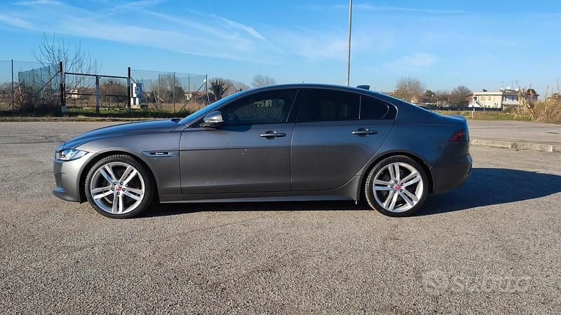 Usata Jaguar XE 300 CV (220 kW) 2018 Grigio Berlina