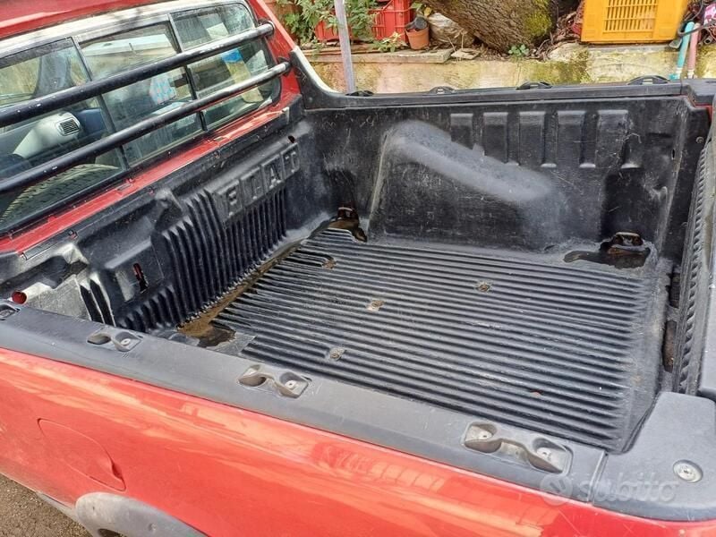 Usata Fiat Strada 63 CV (46 kW) 2005 Rosso Pick-up