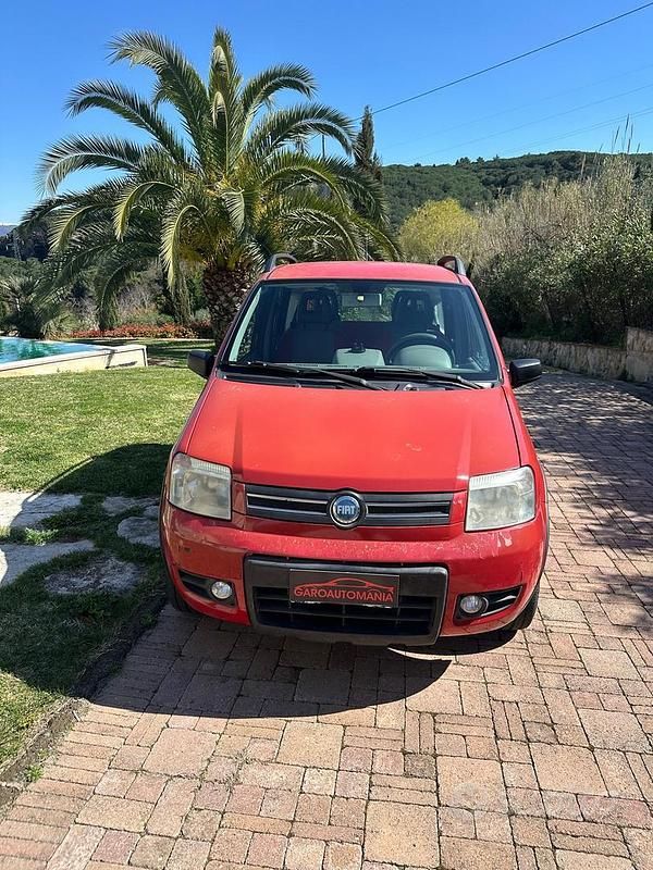 Usata Fiat Panda 4x4 Climbing 60 CV (44 kW) 2011 Rosso Utilitaria