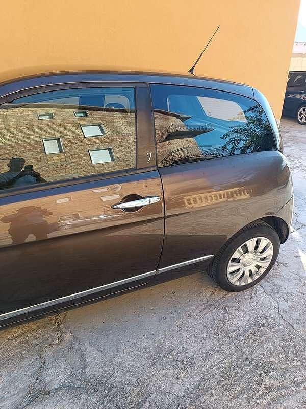 Usata Lancia Ypsilon 75 CV (55 kW) 2011 Marrone Utilitaria