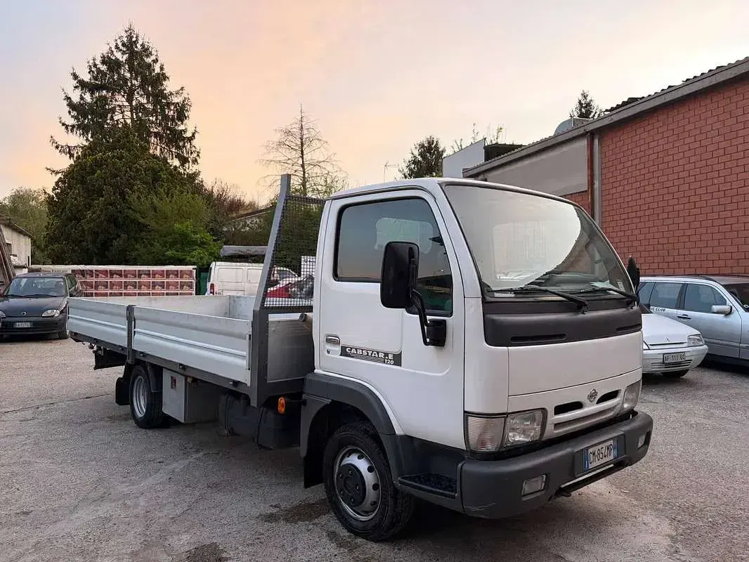 Usata Nissan Cabstar 120 CV (88 kW) 2004 Bianco Pick-up