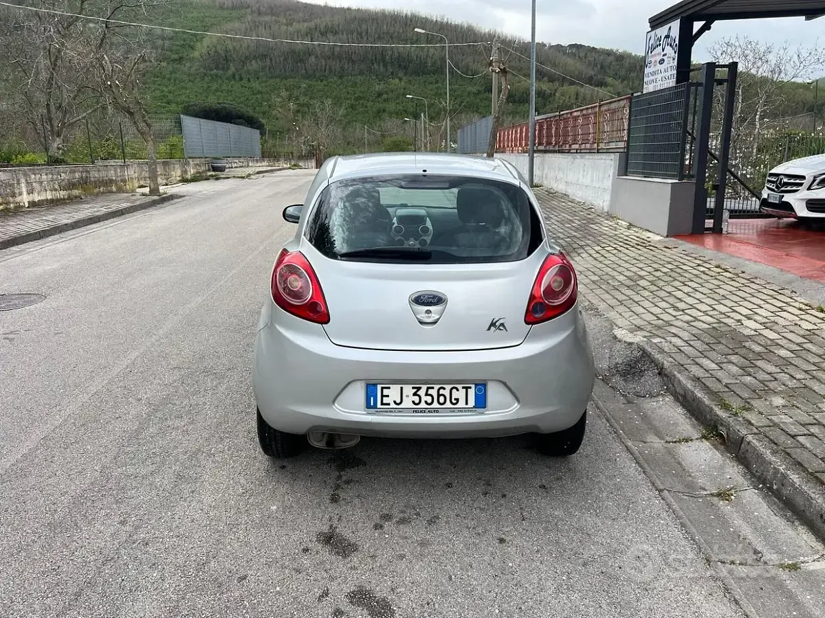 Begagnad Ford Ka Titanium 69 HK (50 kW) 2011 Grå Halvkombi