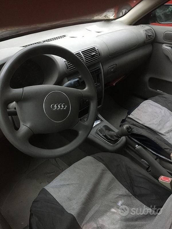 Usata Audi A3 Ambiente 102 CV (75 kW) 2002 Blu Utilitaria