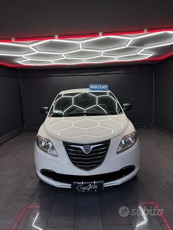 Usata Lancia Ypsilon 95 CV (69 kW) 2015 Bianco Utilitaria