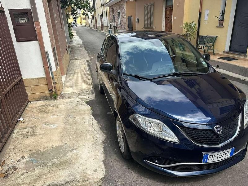 Usado Lancia Ypsilon Gold 95 HP (69 kW) 2017 Azul Citadino
