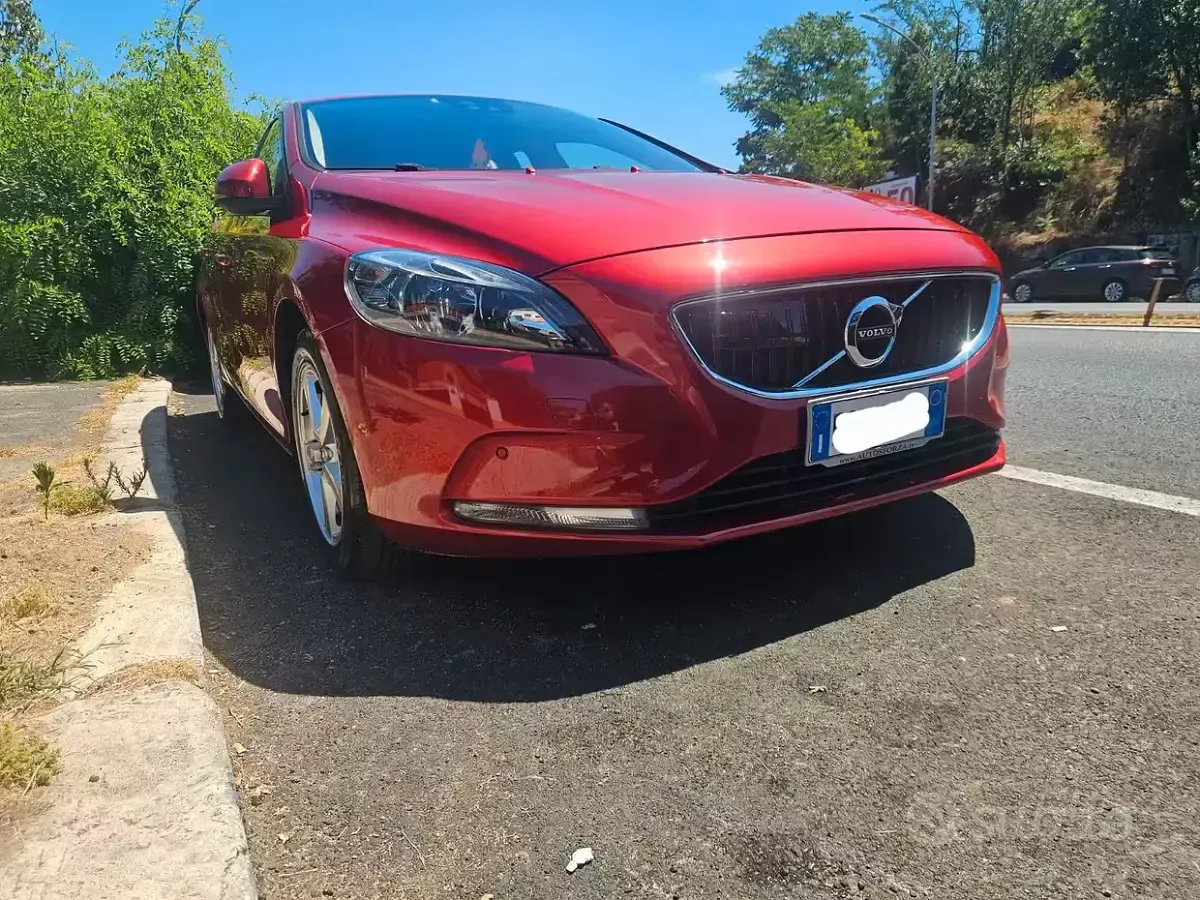 Usata Volvo V40 120 CV (88 kW) 2018 Rosso Berlina