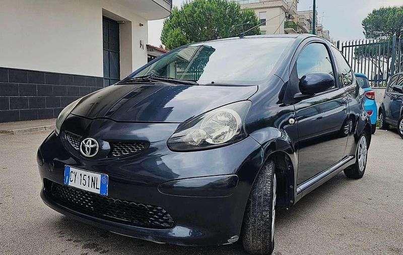 Nero Usata 2005 Toyota Aygo Due volumi | 1950 € (Buon prezzo) - Immagine 1/4