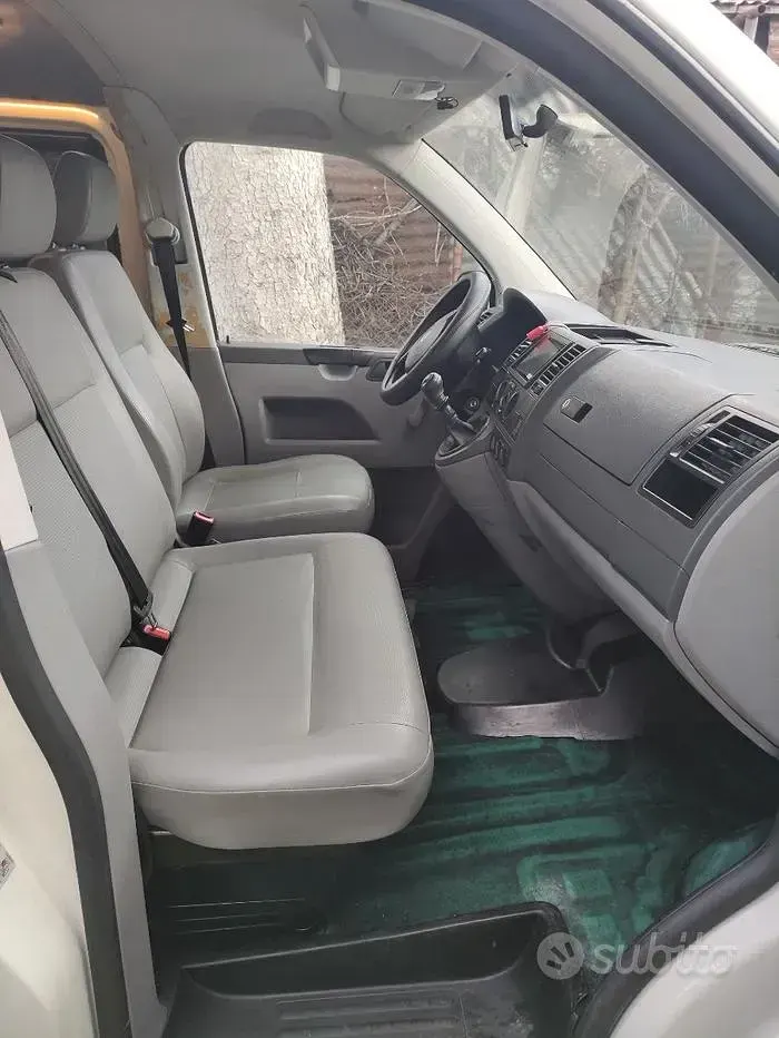 Usata VW Caravelle 102 CV (75 kW) 2007 Furgone
