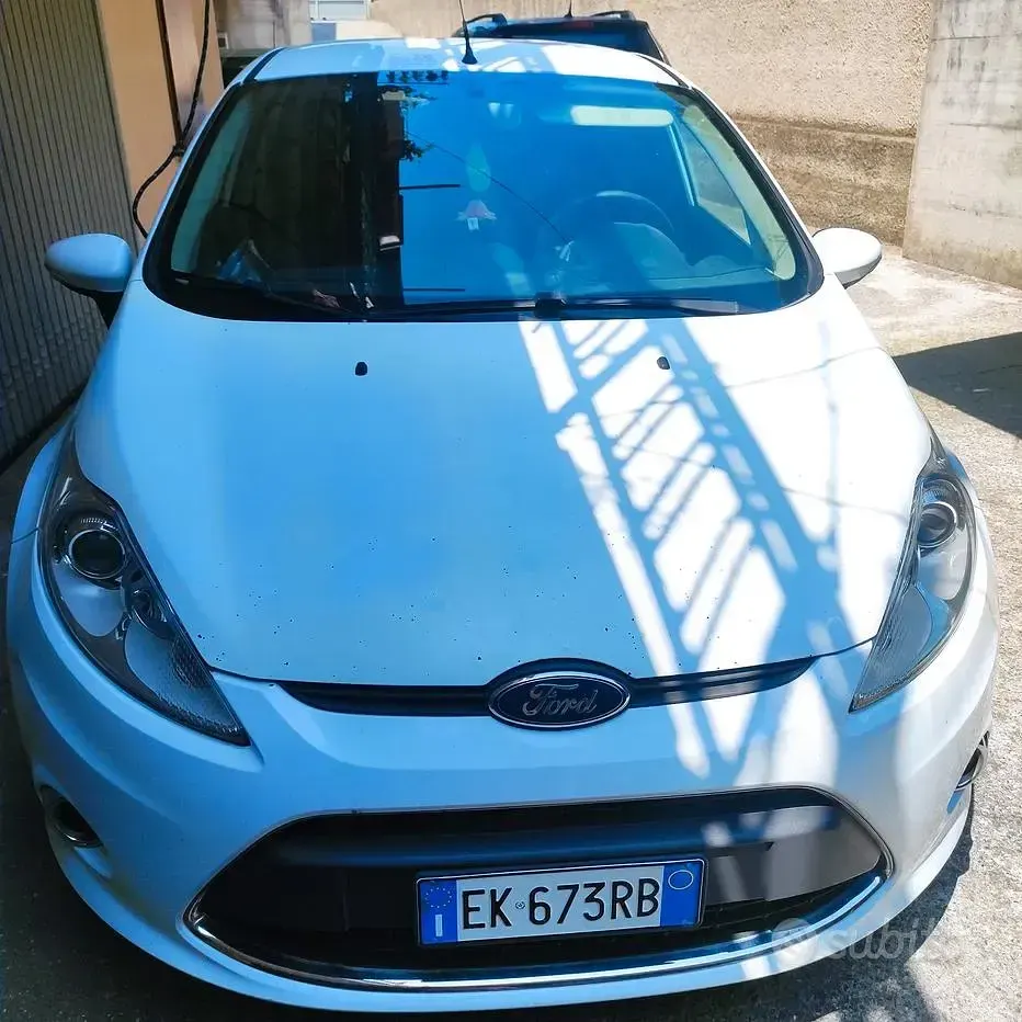 Usata Ford Fiesta Titanium 90 CV (66 kW) 2011 Bianco Berlina