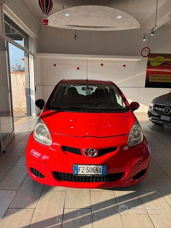 Usata Toyota Aygo Connect Style 67 CV (49 kW) 2010 Rosso Utilitaria
