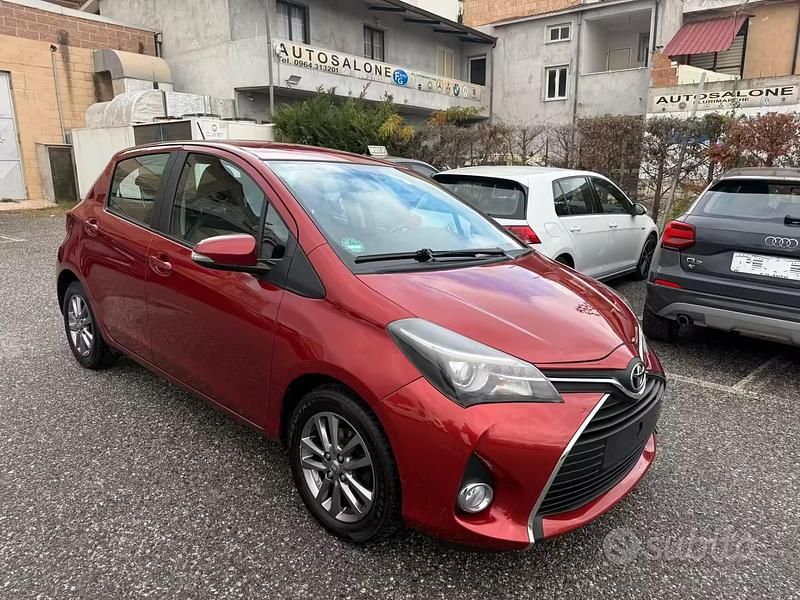 Usata Toyota Yaris Style 89 CV (65 kW) 2014 Rosso Utilitaria