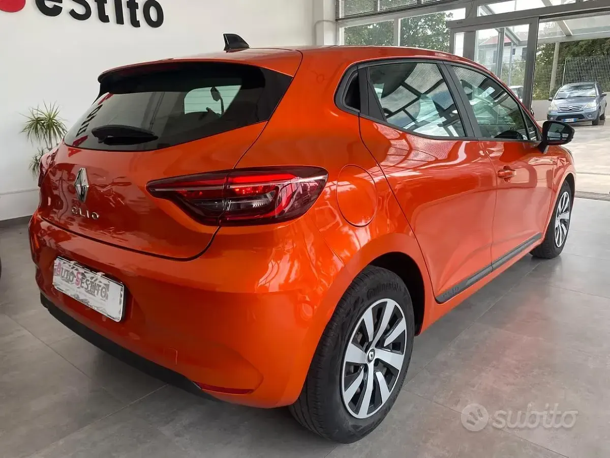 Usata Renault Clio V Techno 101 CV (74 kW) 2023 Arancione Berlina