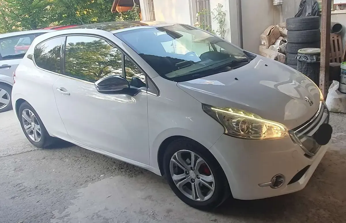 Usata Peugeot 208 Allure 92 CV (67 kW) 2012 Utilitaria