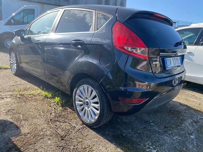 Usata Ford Fiesta Ghia 70 CV (51 kW) 2010 Nero Utilitaria