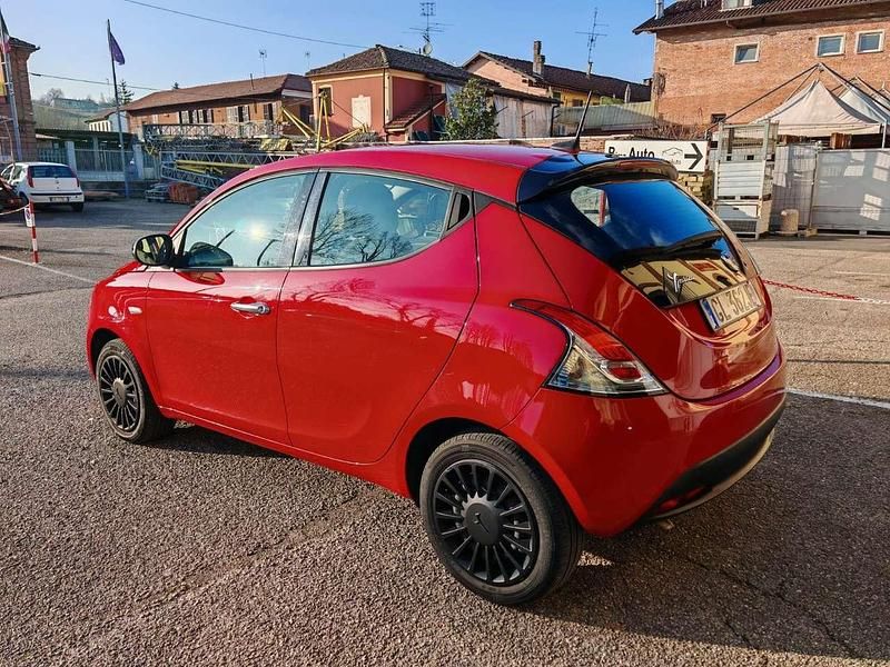 Usata Lancia Ypsilon 69 CV (50 kW) 2023 Rosso Utilitaria