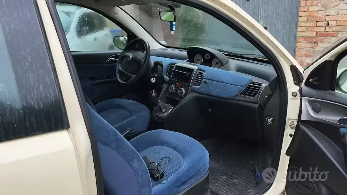 Usata Lancia Ypsilon 69 CV (50 kW) 2004 Giallo Utilitaria