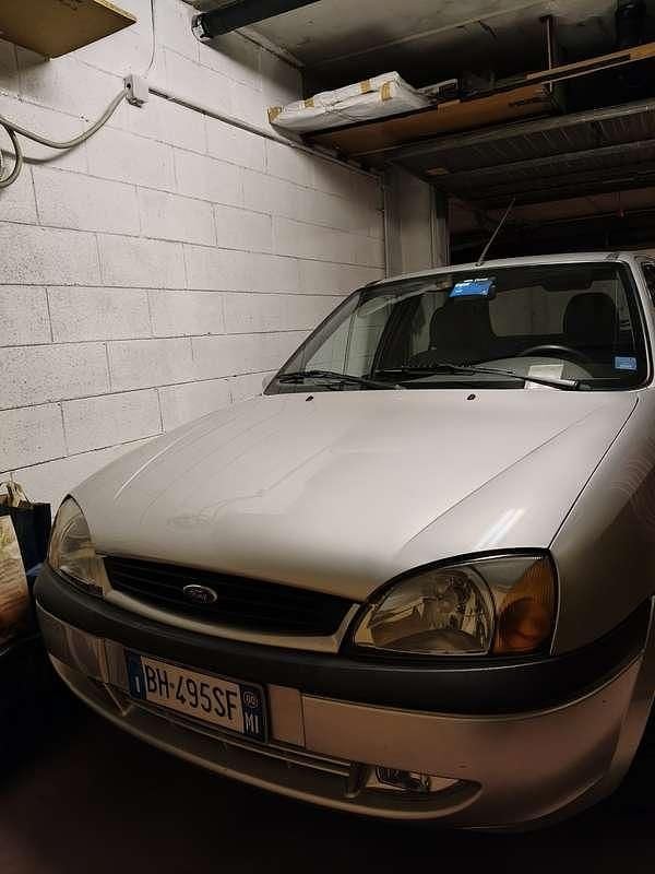 Usata Ford Fiesta Zetec 75 CV (55 kW) 2000 Argento Utilitaria