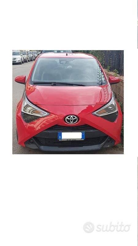 Usata Toyota Aygo Cool 72 CV (52 kW) 2021 Rosso Utilitaria