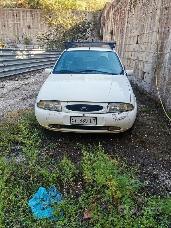 Usata Ford Fiesta 75 CV (55 kW) 1998 Bianco Berlina