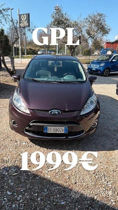 Usata Ford Fiesta Titanium 82 CV (60 kW) 2010 Viola Utilitaria