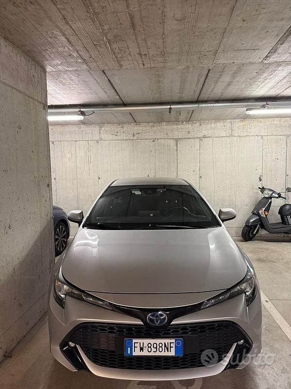 Grigio Usata 2018 Toyota Corolla Active Tre volumi | 14.950 € (Buon prezzo) - Immagine 1/4