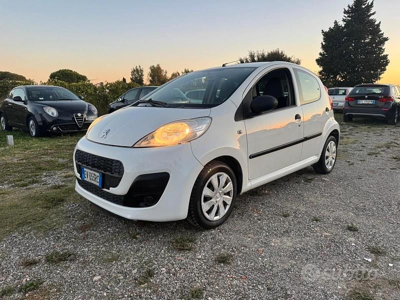Usata Peugeot 107 68 CV (50 kW) 2013 Bianco Utilitaria