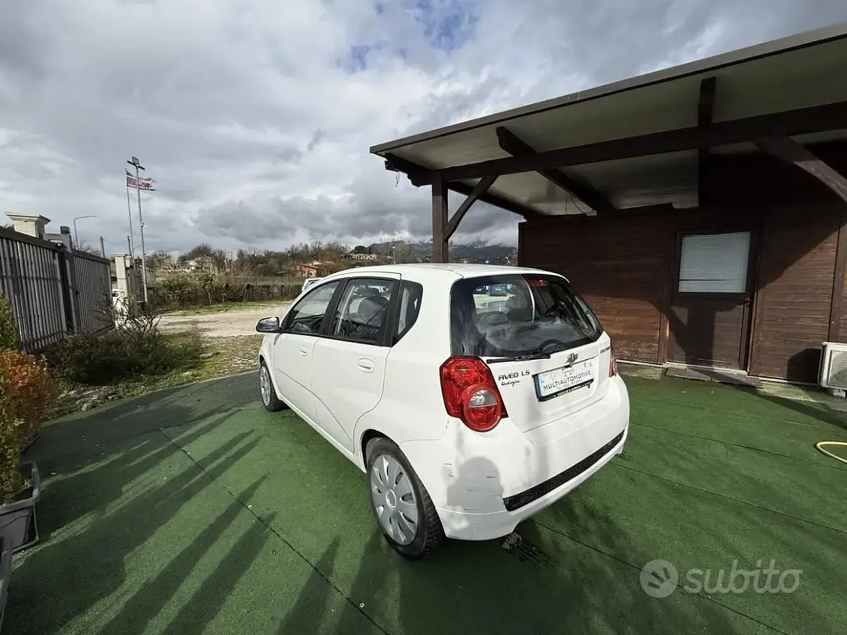 Usata Chevrolet Aveo 84 CV (61 kW) 2010 Bianco Berlina