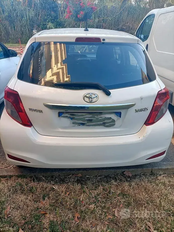 Usata Toyota Yaris 75 CV (55 kW) 2012 Bianco Utilitaria