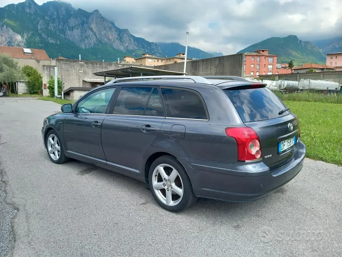 Usata Toyota Avensis 150 CV (110 kW) 2007 Grigio Station wagon