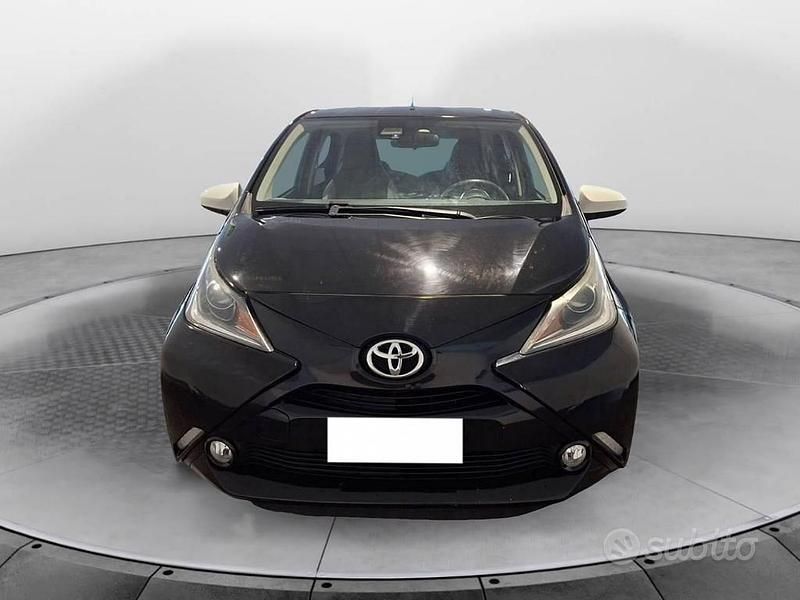 Usata Toyota Aygo Cool 69 CV (50 kW) 2017 Argento Utilitaria